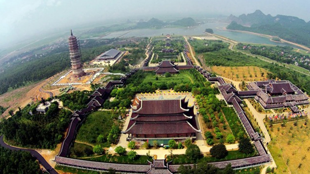 bac-thang-hai-long-ve-chat-luong-xe-16-cho-dich-vu-va-gia-thanh-khi-thue-xe-di-bai-dinh-trang-an (1)